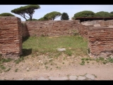 08119 ostia - regio v - via della fortuna della annonaria - edificio (v,iv,1) - oestl raum - grosser laden - 06-2024.jpg